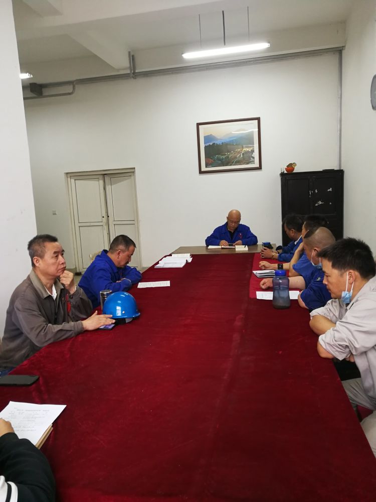 機(jī)加裝配黨支部召開(kāi)全體黨員大會(huì)，組織主題教育學(xué)習(xí)。